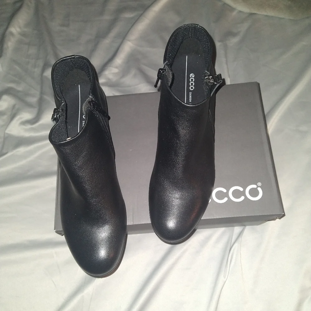 New black ankle boots - Picture 3 of 9